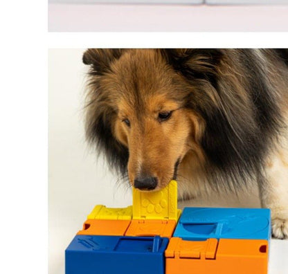 黄色いパーツのフタを鼻で開けようとする犬